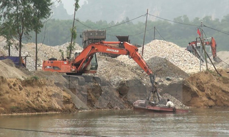 Hoạt động khai thác cát trái phép trên sông Phó Đáy của một doanh nghiệp tư nhân tại Tuyên Quang.